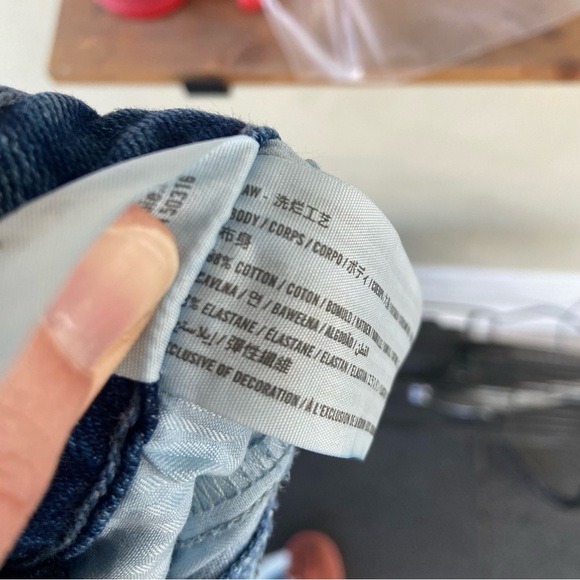 Hollister Ultra High-Rise Mom Jeans in two toned color - Picture 4 of 4